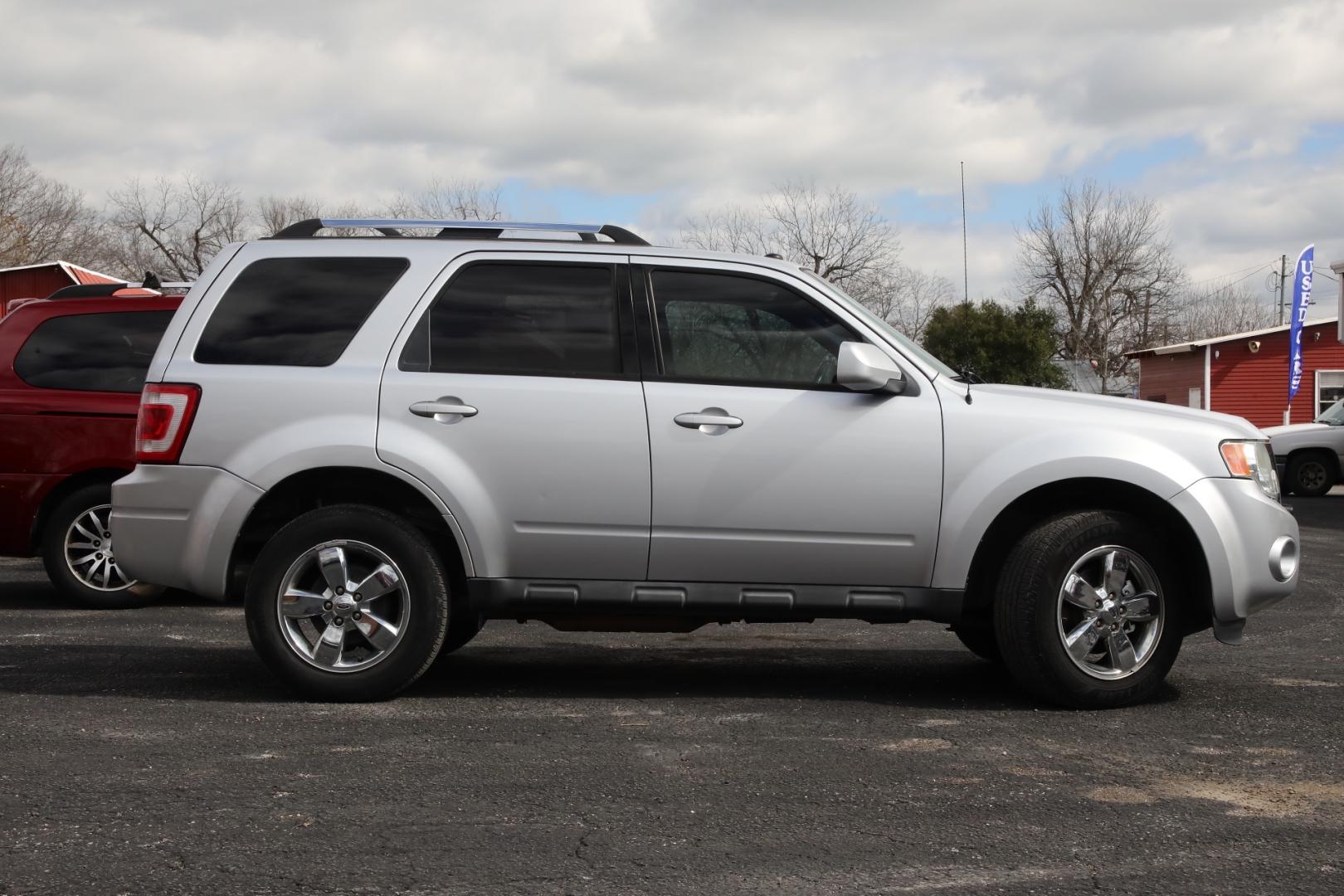 2012 SILVER FORD ESCAPE Limited FWD (1FMCU0EG2CK) with an 3.0L V6 DOHC 24V engine, 6-SPEED AUTOMATIC transmission, located at 420 E. Kingsbury St., Seguin, TX, 78155, (830) 401-0495, 29.581060, -97.961647 - Photo#3